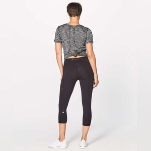Lululemon Speed Up Crop 21" in Black Size 4